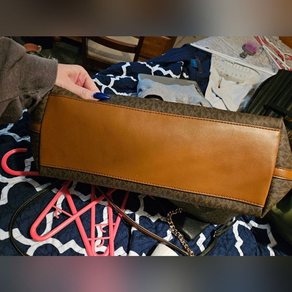 Michael Kors tote - Picture 2 of 4